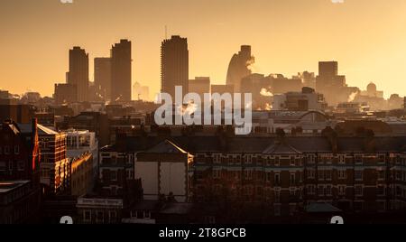 London, England, Großbritannien - 4. Januar 2010: Sonnenlicht fällt auf die Wolkenkratzer, Büros und Wohngebäude der City of London und Clerkenwell dist Stockfoto