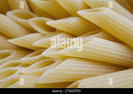 Nahaufnahme der ungekochten Penne Rigate Pasta Stockfoto