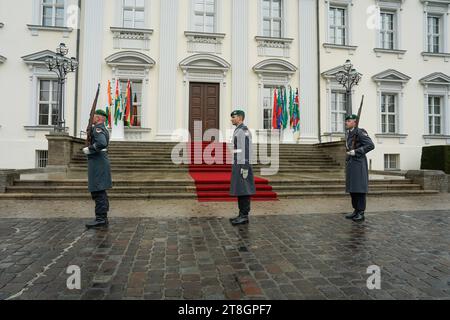 Konferenz G20 Kompakt mit Afrika Konferenz G20 Kompakt mit Afrika am 20. November 2023 in Berlin, Ehrenwache der Bundeswehr vor dem Schloss Bellevue Berlin Berlin GER *** Konferenz G20 Kompakt mit Afrika Konferenz G20 Kompakt mit Afrika am 20. November 2023 in Berlin, Ehrenwache der Bundeswehr vor Schloss Bellevue Berlin Berlin Berlin GER Credit: Imago/Alamy Live News Stockfoto