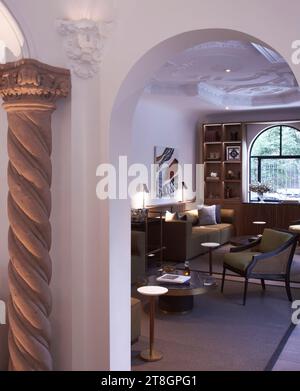 Anzeigen bis zur Bibliothek. Hotel Casa Polanco, Mexiko-Stadt, Mexiko. Architekt: Gantous Arquitectos, 2022. Stockfoto
