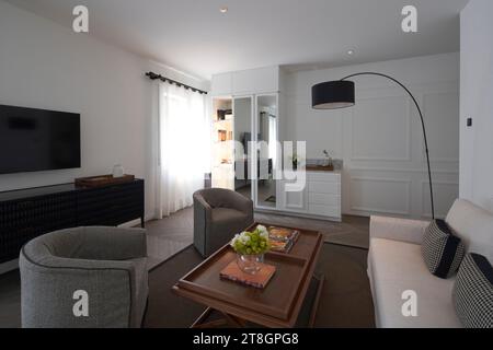 Sitzbereich im Schlafzimmer. Hotel Casa Polanco, Mexiko-Stadt, Mexiko. Architekt: Gantous Arquitectos, 2022. Stockfoto