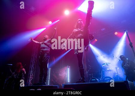 10. Ausgabe des METAL HAMMER Paradise Alljährlich trifft sich die Metalszene zum Saisonausklang gemeinsam an der Ostsee zum Indoor Festival. 4000 Metalheads erlebten mit 27 Bands vor Ort das Jubiläum am Weissenhäuser Strand. Auch die Band ALL FOR METAL startete mit einer Supershow durch. Schleswig Holstein Deutschland IMGL8652 *** Zehnte Ausgabe von METAL HAMMER Paradise jedes Jahr, die Metal-Szene trifft sich am Ende der Saison an der Ostsee zum Indoor-Festival 4000 Metalheads erlebten das Jubiläum mit 27 Bands vor Ort bei Weissenhäuser Strand die Band ALL FOR METAL al Stockfoto