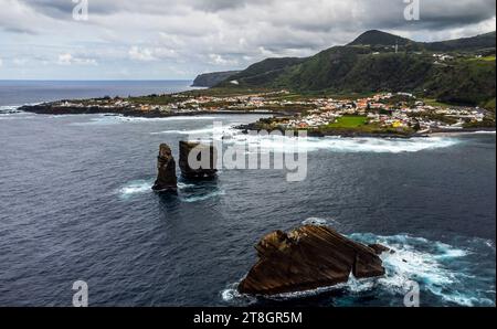 Aus der Vogelperspektive auf die Küstenstadt Mosteiros, Sao Miquel Island, Azoren, Portugal Stockfoto