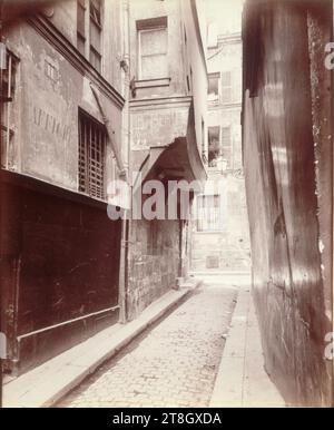 Passage, Rue Grenier-sur-l'Eau, 4. Arrondissement, Paris, Atget, Eugène (Jean Eugène Auguste Atget), Fotograf, Fotografie, Grafik, Albumendruck, Abmessungen – Arbeit: Höhe: 21,8 cm, Breite: 18 cm Stockfoto