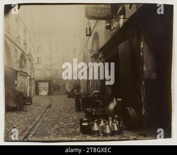 Perspektive des Cour du Dragon, 6. Arrondissement, Paris, Atget, Eugène (Jean Eugène Auguste Atget), Fotograf, Fotografie, Grafik, Albumendruck, Abmessungen – Arbeit: Höhe: 17,7 cm, Breite: 21,6 cm Stockfoto