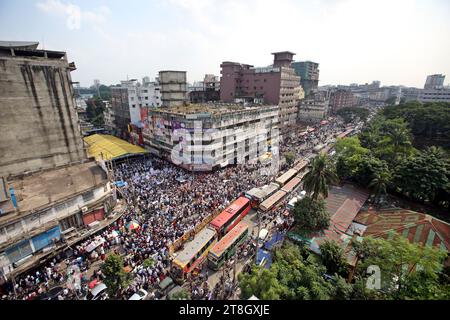 Dhaka, Wari, Bangladesch. November 2023. Fahrzeuge stecken im Stau in Dhaka, Bangladesch. Laut Forschungsbericht ist die durchschnittliche Verkehrsgeschwindigkeit von 21 km/h auf 5 km/h gesunken und liegt damit nur geringfügig über der durchschnittlichen Gehgeschwindigkeit. Fast 5 Millionen Arbeitsstunden verloren pro Tag in Dhaka aufgrund von Verkehrsstaus, deren finanzieller Verlust 37 Milliarden Taka pro Jahr beträgt. (Kreditbild: © Habibur Rahman/ZUMA Press Wire) NUR REDAKTIONELLE VERWENDUNG! Nicht für kommerzielle ZWECKE! Stockfoto