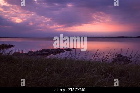 Wunderschöner farbenfroher Sonnenuntergang in Limfjord, Jütland, Dänemark Stockfoto