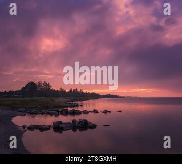 Wunderschöner farbenfroher Sonnenuntergang in Limfjord, Jütland, Dänemark Stockfoto