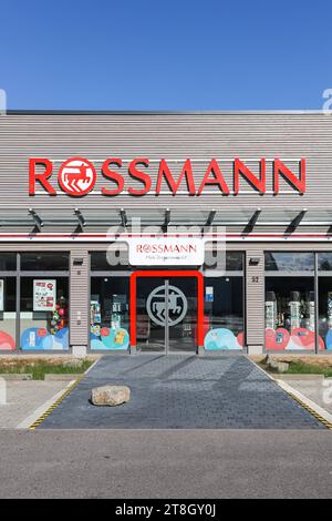 Rossmann Drogerie Filiale Laden Geschäft in Stuttgart Stuttgart, Deutschland - 30. Juli 2023: Rossmann Drogerie Filiale Laden Geschäft in Stuttgart. *** Rossmann Drogerie Filiale in Stuttgart Stuttgart, Deutschland 30. Juli 2023 Rossmann Drogerie Filiale in Stuttgart Credit: Imago/Alamy Live News Stockfoto