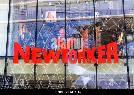 New Yorker Laden Geschäft mit Logo Einzelhandel an der Zeil in Frankfurt, Deutschland Frankfurt, Deutschland - 18. Juli 2023: New Yorker Laden Geschäft mit Logo Einzelhandel an der Zeil in Frankfurt. *** New Yorker Shop Shop mit Logo auf der Zeil in Frankfurt, Deutschland Frankfurt, Deutschland 18. Juli 2023 New Yorker Shop Shop mit Logo auf der Zeil in Frankfurt, Deutschland Credit: Imago/Alamy Live News Stockfoto