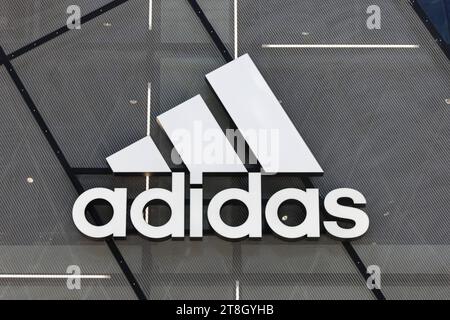 Adidas Logo an einem Laden Geschäft Einzelhandel an der Zeil in Frankfurt, Deutschland Frankfurt, Deutschland - 18. Juli 2023: Adidas Logo an einem Laden Geschäft Einzelhandel an der Zeil in Frankfurt. *** Adidas-Logo auf einem Einzelhandelsgeschäft auf der Zeil in Frankfurt, Deutschland Frankfurt, Deutschland 18. Juli 2023 Adidas-Logo auf einem Einzelhandelsgeschäft auf der Zeil in Frankfurt, Deutschland Credit: Imago/Alamy Live News Stockfoto