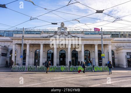 Montpellier, Frankreich - 16. Januar 2023 - Passagiere, die an der Vorderseite des Gare de Montpellier Saint roch vorbeifahren, Bahnhof Montpellier St roch. Stockfoto