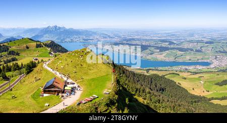 Blick vom Berg Rigi auf Stadt Luzern, Vierwaldstättersee und Pilatus Alpen Berge Panorama in der Schweiz Rigi, Schweiz - 11. August 2023: Blick vom Berg Rigi auf Stadt Luzern, Vierwaldstättersee und Pilatus Alpen Berge Panorama in Rigi, Schweiz. *** Blick vom Rigi auf die Stadt Luzern, den Vierwaldstättersee und die Pilatus Alpen Panorama in Rigi, Schweiz 11 August 2023 Blick vom Rigi auf die Stadt Luzern, den Vierwaldstättersee und die Pilatus Alpen Panorama in Rigi, Schweiz Credit: Imago/Alamy Live News Stockfoto