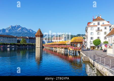 Luzern Stadt am Fluss Reuss mit Kapellbrücke und Berg Pilatus in der Schweiz Luzern, Schweiz - 11. August 2023: Luzern Stadt am Fluss Reuss mit Kapellbrücke und Berg Pilatus in Luzern, Schweiz. *** Luzerner Stadt an der Reuss mit Kapellbrücke und Pilatus in Luzern, Schweiz 11 August 2023 Luzerner Stadt an der Reuss mit Kapellbrücke und Pilatus in Luzern, Schweiz Credit: Imago/Alamy Live News Stockfoto
