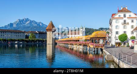 Luzern Stadt am Fluss Reuss mit Kapellbrücke und Berg Pilatus Panorama in der Schweiz Luzern, Schweiz - 11. August 2023: Luzern Stadt am Fluss Reuss mit Kapellbrücke und Berg Pilatus Panorama in Luzern, Schweiz. *** Stadt Luzern an der Reuss mit Kapellbrücke und Pilatus Panorama in Luzern, Schweiz 11 August 2023 Stadt Luzern an der Reuss mit Kapellbrücke und Pilatus Panorama in Luzern, Schweiz Credit: Imago/Alamy Live News Stockfoto