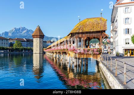 Luzern Stadt am Fluss Reuss mit Kapellbrücke und Berg Pilatus in der Schweiz Luzern, Schweiz - 11. August 2023: Luzern Stadt am Fluss Reuss mit Kapellbrücke und Berg Pilatus in Luzern, Schweiz. *** Luzerner Stadt an der Reuss mit Kapellbrücke und Pilatus in Luzern, Schweiz 11 August 2023 Luzerner Stadt an der Reuss mit Kapellbrücke und Pilatus in Luzern, Schweiz Credit: Imago/Alamy Live News Stockfoto