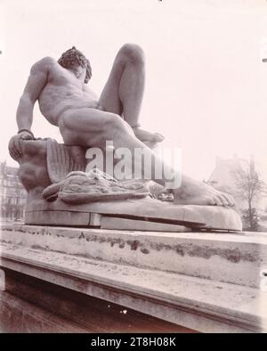 Skulptur, von Prometheus, Skulptur von James Pradier, Jardin des Tuileries, 1. Arrondissement, Paris, Atget, Eugène (Jean Eugène Auguste Atget), Fotograf, 1911, Fotografie, Grafik, Fotografie, Albumendruck, Abmessungen - Arbeit: Höhe: 22,1 cm, Breite: 17,8 cm Stockfoto