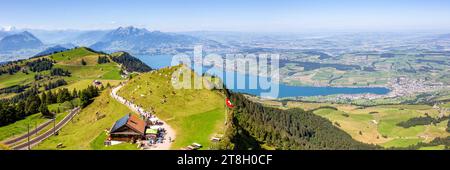 Blick vom Berg Rigi auf Stadt Luzern, Vierwaldstättersee und Pilatus Alpen Berge Panorama in der Schweiz Rigi, Schweiz - 11. August 2023: Blick vom Berg Rigi auf Stadt Luzern, Vierwaldstättersee und Pilatus Alpen Berge Panorama in Rigi, Schweiz. *** Blick vom Rigi auf die Stadt Luzern, den Vierwaldstättersee und die Pilatus Alpen Panorama in Rigi, Schweiz 11 August 2023 Blick vom Rigi auf die Stadt Luzern, den Vierwaldstättersee und die Pilatus Alpen Panorama in Rigi, Schweiz Credit: Imago/Alamy Live News Stockfoto