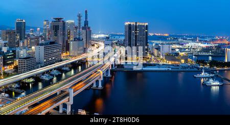 Kobe Skyline von oben mit Hafen und Hochstraßen Panorama bei Nacht in Japan Kobe, Japan. , . Kobe Skyline von oben mit Hafen und Hochstraßen Panorama bei Nacht in Kobe, Japan. *** Kobe Skyline von oben mit Hafen und erhöhtem Straßenpanorama bei Nacht in Kobe, Japan Kobe, Japan 30 September 2023 Kobe Skyline von oben mit Hafen und erhöhtem Straßenpanorama bei Nacht in Kobe, Japan Credit: Imago/Alamy Live News Stockfoto