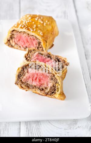 Thunfischscheiben wellington auf dem weißen Hinterkopf Stockfoto