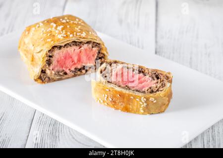 Thunfischscheiben wellington auf dem weißen Hinterkopf Stockfoto