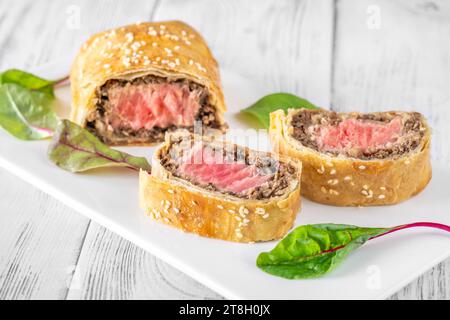 Thunfischscheiben wellington auf dem weißen Hinterkopf Stockfoto