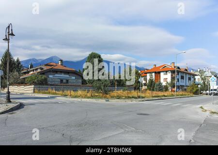 BANSKO, BULGARIEN - 10. SEPTEMBER 2023: Typische Straßen und Gebäude in der Stadt Bansko, Region Blagoevgrad, Bulgarien Stockfoto