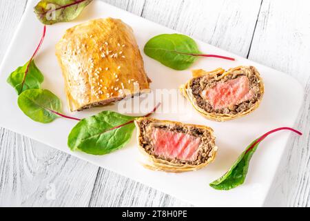 Thunfischscheiben wellington auf dem weißen Hinterkopf Stockfoto