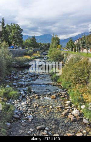 BANSKO, BULGARIEN - 10. SEPTEMBER 2023: Typische Straßen und Gebäude in der Stadt Bansko, Region Blagoevgrad, Bulgarien Stockfoto