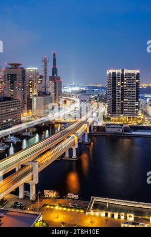 Kobe Skyline von oben mit Hafen und Hochstraßen Hochformat bei Nacht in Japan Kobe, Japan. , . Kobe Skyline von oben mit Hafen und Hochstraßen Hochformat bei Nacht in Kobe, Japan. *** Kobe-Skyline von oben mit Hafen und Hochstraßen Porträt bei Nacht in Japan Kobe, Japan 30 September 2023 Kobe-Skyline von oben mit Hafen und Hochstraßen Porträt bei Nacht in Kobe, Japan Credit: Imago/Alamy Live News Stockfoto