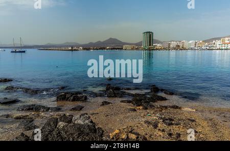 Blick über die Bucht in Arrecife, Lanzarote, auf die Hauptpromenade an einem sonnigen Nachmittag Stockfoto