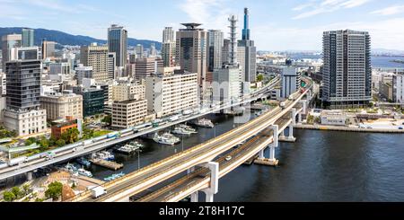 Kobe Skyline von oben mit Hafen und Hochstraßen Panorama in Japan Kobe, Japan. , . Kobe Skyline von oben mit Hafen und Hochstraßen Panorama in Kobe, Japan. *** Kobe Skyline von oben mit Hafen- und Hochstraßen-Panorama in Japan Kobe, Japan 2. Oktober 2023 Kobe Skyline von oben mit Hafen- und Hochstraßen-Panorama in Kobe, Japan Credit: Imago/Alamy Live News Stockfoto