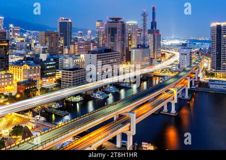 Kobe Skyline von oben mit Hafen und Hochstraßen bei Nacht in Japan Kobe, Japan. , . Kobe Skyline von oben mit Hafen und Hochstraßen bei Nacht in Kobe, Japan. *** Kobe Skyline von oben mit Hafen und Hochstraßen bei Nacht in Kobe, Japan Kobe, Japan 30 September 2023 Kobe Skyline von oben mit Hafen und Hochstraßen bei Nacht in Kobe, Japan Credit: Imago/Alamy Live News Stockfoto