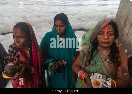 Neu-Delhi, Indien. November 2023. Hinduistische Anhänger stehen am Ufer des Flusses Yamuna inmitten des industriellen Giftschaums während des Hindu-Festivals von Chhath Puja in Neu-Delhi. (Kreditbild: © Kabir Jhangiani/ZUMA Press Wire) NUR REDAKTIONELLE VERWENDUNG! Nicht für kommerzielle ZWECKE! Stockfoto