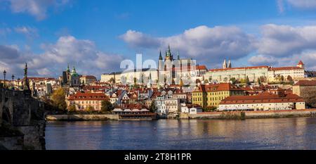 Panoramablick auf Malá Strana mit Karlsbrücke und Moldau mit Prager Burg und St. Veitsdom, Prag, Böhmen, Tschechische Republik Stockfoto