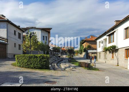 BANSKO, BULGARIEN - 10. SEPTEMBER 2023: Typische Straßen und Gebäude in der Stadt Bansko, Region Blagoevgrad, Bulgarien Stockfoto