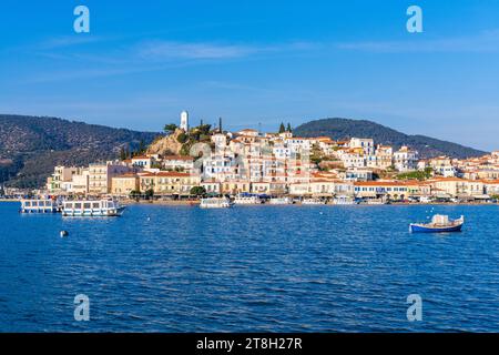 Poros, Griechenland - 17. Februar 2023 - Blick auf die Stadt Poros auf der Insel Poros vom Festland aus Stockfoto