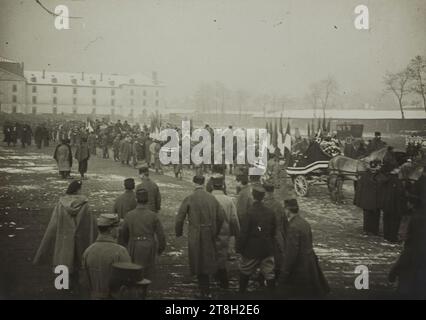 Beerdigung für die Opfer der St. Denis-Explosion. Fourragères trägt die Leichen der verstorbenen Soldaten, Fotograf, in 8-3-1916, 1. Viertel 20. Jahrhundert, Fotografie, Saint-Denis, Abmessungen - Werk: Höhe: 12,8 cm, Breite: 17,9 cm Stockfoto