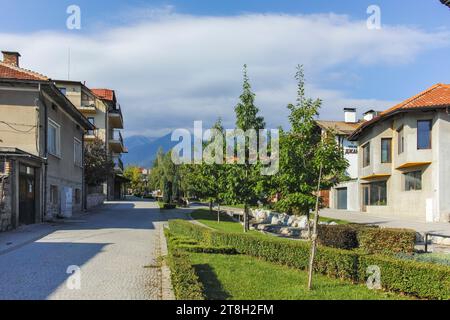 BANSKO, BULGARIEN - 10. SEPTEMBER 2023: Typische Straßen und Gebäude in der Stadt Bansko, Region Blagoevgrad, Bulgarien Stockfoto