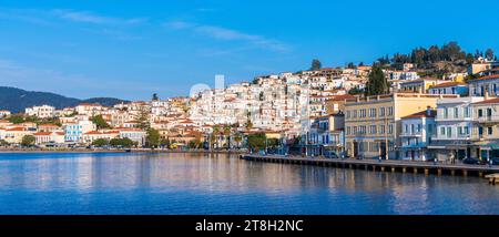 Poros, Griechenland - 17. Februar 2023 - Blick auf die Stadt Poros auf der Insel Poros vom Festland aus Stockfoto