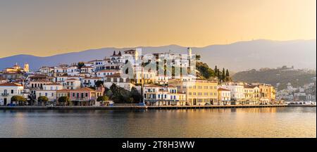 Poros, Griechenland - 17. Februar 2023 - Blick auf die Stadt Poros auf der Insel Poros bei Sonnenuntergang vom Festland aus Stockfoto