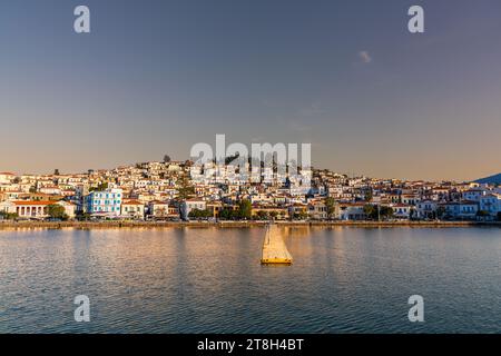 Poros, Griechenland - 17. Februar 2023 - Blick auf die Stadt Poros auf der Insel Poros bei Sonnenuntergang vom Festland aus Stockfoto