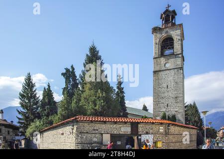 BANSKO, BULGARIEN - 10. SEPTEMBER 2023: Typische Straßen und Gebäude in der Stadt Bansko, Region Blagoevgrad, Bulgarien Stockfoto