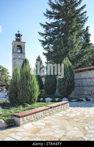 BANSKO, BULGARIEN - 10. SEPTEMBER 2023: Typische Straßen und Gebäude in der Stadt Bansko, Region Blagoevgrad, Bulgarien Stockfoto