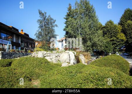 BANSKO, BULGARIEN - 10. SEPTEMBER 2023: Typische Straßen und Gebäude in der Stadt Bansko, Region Blagoevgrad, Bulgarien Stockfoto