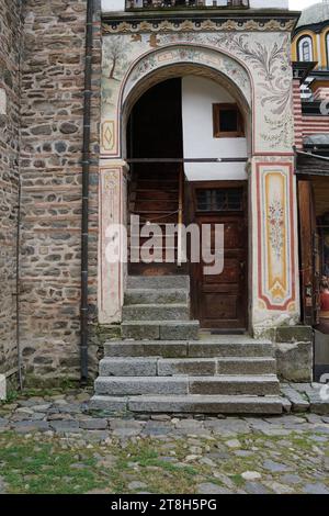 Rila-Kloster: Ein spiritueller Hafen in den bulgarischen Bergen, eingebettet in die üppigen Rila-Berge Bulgariens, ist das Rila-Kloster ein großartiges Zeugnis der reichen Geschichte und des spirituellen Erbes des Landes. Diese heilige Stätte, die im 10. Jahrhundert gegründet wurde, diente nicht nur als spirituelles Zentrum des orthodoxen Christentums, sondern wurde auch zu einem Symbol der bulgarischen nationalen Identität und zu einem architektonischen Wunder. Geschichte und Ursprünge, das Kloster Rila wurde im 10. Jahrhundert vom Heiligen Iwan von Rila gegründet Stockfoto