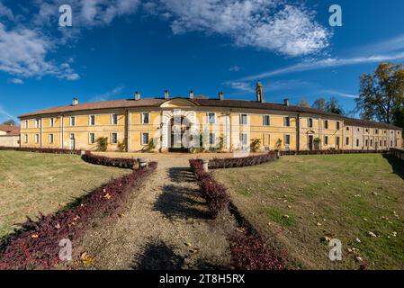 Villastellone, Turin, Italien - 18. November 2023: Borgo Cornalese mit de Maistre Palast. Villa Atelier des Graveurs Xavier de Maistre Stockfoto