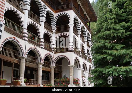 Rila-Kloster: Ein spiritueller Hafen in den bulgarischen Bergen, eingebettet in die üppigen Rila-Berge Bulgariens, ist das Rila-Kloster ein großartiges Zeugnis der reichen Geschichte und des spirituellen Erbes des Landes. Diese heilige Stätte, die im 10. Jahrhundert gegründet wurde, diente nicht nur als spirituelles Zentrum des orthodoxen Christentums, sondern wurde auch zu einem Symbol der bulgarischen nationalen Identität und zu einem architektonischen Wunder. Geschichte und Ursprünge, das Kloster Rila wurde im 10. Jahrhundert vom Heiligen Iwan von Rila gegründet Stockfoto