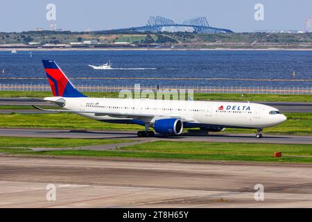 Delta Air Lines Airbus A330-900 Flugzeug Flughafen Tokio Haneda in Japan Tokio, Japan. , . Ein Airbus A330-900 Flugzeug der Delta Air Lines mit dem Kennzeichen N421DX auf dem Flughafen Tokyo Haneda HND in Japan. *** Delta Air Lines Airbus A330 900 Flugzeuge Tokyo Haneda Airport in Japan Tokio, Japan 25. September 2023 Ein Delta Air Lines Airbus A330 900 Flugzeuge mit der Registrierung N421DX am Tokyo Haneda Airport HND in Japan Credit: Imago/Alamy Live News Stockfoto