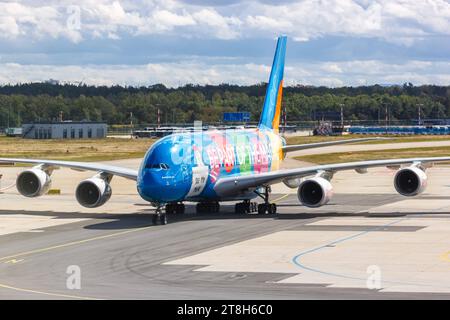 Emirates Airbus A380-800 Flugzeug Flughafen Frankfurt in Deutschland Seien Sie Teil der Magie Sonderbemalung Frankfurt, Deutschland - 22. September 2023: Ein Airbus A380-800 Flugzeug der Emirates mit dem Kennzeichen A6-EEW und der sei Teil der Sonderbemalung auf dem Flughafen Frankfurt FRA in Deutschland. *** Emirates Airbus A380 800 Flugzeuge Frankfurt Airport in Deutschland Be Teil der Magic Special Livery Frankfurt, Deutschland 22. September 2023 ein Emirates Airbus A380 800 Flugzeug mit der Zulassungsnummer A6 EEW und die Be Teil der Magic Special Livery am Frankfurt FRA Airport in Keim Stockfoto